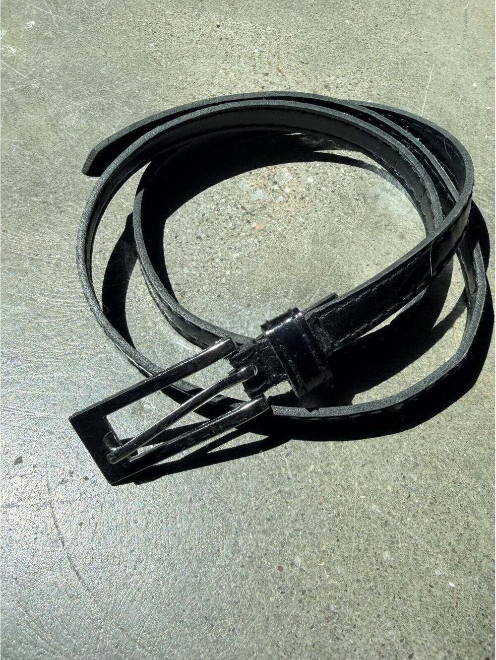 Vintage Y2K Blk Patent Skinny Belt Silver Buckl3 Minimalist